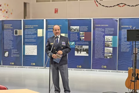 Dijake in obiskovalce je nagovoril generalni sekretar Zveze policijskih veteranskih društev Sever Anton Pozvek. / Foto: Špela Šimenc