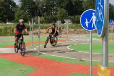 Ob novem naselju v bližini Budjejovic je poligon, kjer se otroci učijo prometnih predpisov. Tudi mi smo obnovili znanje. / Foto: Grega Flajnik