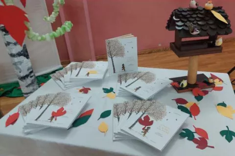 Prvošolce so letos obdarili s slikanico Slavka Pregla O fantu, ki je imel rad ptičke. / Foto: Arhiv Društva Bralna Značka