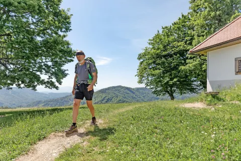 Ladislav Vidmar vsak dan prehodi skoraj šestdeset kilometrov po skrajnih mejah medvoške občine. Na fotografiji je na vrhu Osolnika, ki je približno na polovici poti. / Foto: Peter Košenina / Foto: 