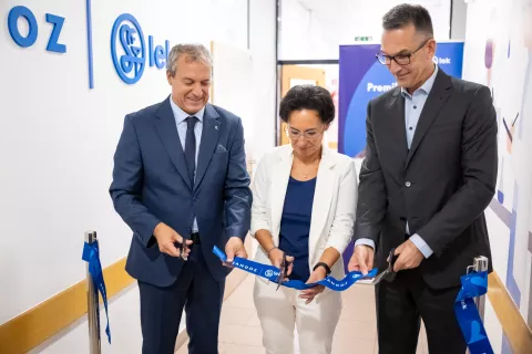 Odprtje novega farmacevtskega laboratorija SIC Radovljica Srednješolski izobraževalni center RadovljicaPrerez traku na fotografiji iz leve mag. Ivan Damjan Mašič ravnatelj SIC RadovljicaAnita Arh pomočnica ravnatelja SIC RadovljicaGregor Makuc, glavni izvršni direktor LEK in predsednik Sandoza Slovenija / Foto: Nik Bertoncelj