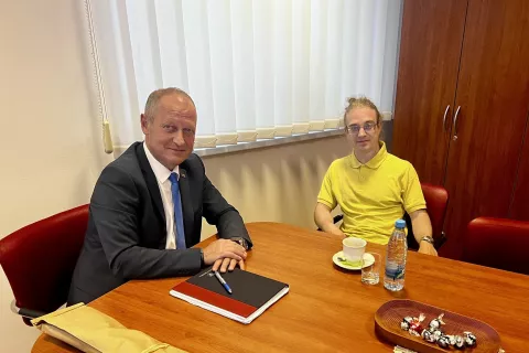 Žirovniški župan Leopold Pogačar se je srečal z novim župnikom Župnije Breznica Matejem Rusom. / Foto: arhiv občine