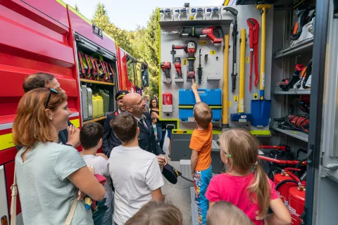 Novi vozili so si navdušeno ogledali domačini, tudi najmlajši. / Foto: Simon Benedičič