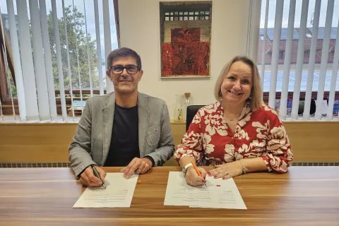 Pogodbo o izvajanju dolgotrajne oskrbe na domu v Kranju sta podpisala župan Matjaž Rakovec in Nadja Gantar, direktorica Doma upokojencev Kranj. / Foto: MOK