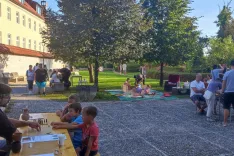 Na grajskem dvorišču Khislsteina so otroci in starši skozi igre, delavnice in pogovore z arheologi odkrivali skrivnosti preteklosti ter spoznavali bogato zgodovino Kranja. / Foto: Samo Lesjak