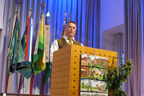 Predsednik Čebelarskega društva Škofja Loka Aleš Demšar je spregovoril o delu loških čebelarjev. / Foto: Vilma Stanovnik