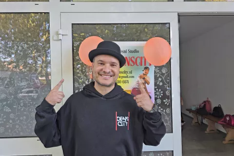 Denis Vučak pred vhodom v dvorano, kjer bodo odslej potekali treningi. / Foto: Špela Šimenc