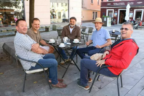 Cvet ekoloških kmetov na jutranji kavi: Primož Kriselj, ekološka kmetija pri Šustarju (Šenčur), Gregor Šlibar, ekološka kmetija Šlibar (Tržič), Bio Kmetija Trampusch, Marco Stefan Trampusch (Pliberk), Štefan Čebašek, kmetija Pr' Črnet (Medvode), Dobrote izpod Špilka, Primož Dežman NDDK (Lukovica) / Foto: Alenka Brun