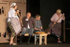 Predstava Davek na samce je polna komičnih situacij. / Foto: Peter Košenina