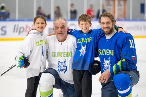Odprtje Ledena dvorana Bled in tekma hokejskih legendNa fotografiji družina Kopitardedek Matjaž Kopitar, hokejist Anže Kopitar in vnuka Neža in Jakob Kopitar / Foto: Nik Bertoncelj