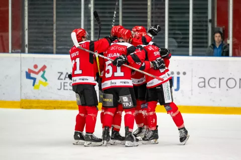 Hokejska tekma liga AHL četra tekma finale med HDD SIJ Acroni Jesenice in EKZ EK Die Zeller Eisbären / Foto: Nik Bertoncelj