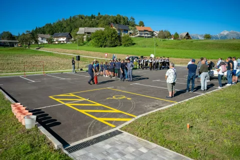 Novo parkirišče bo služilo kot območje za umirjanje prometa v TNP, izhodišče za kolesarske izlete ter zagotovilo zadostno število parkirnih mest za potrebe pokopališča. / Foto: Nik Bertoncelj