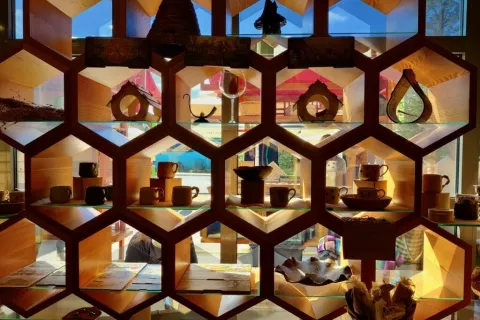 Skozi okno Medene Vile, fotografija, nagrajena z diplomo na fotonatečaju Dogodki v občini Radovljica 2024 / Foto: Staša Čelik Janša