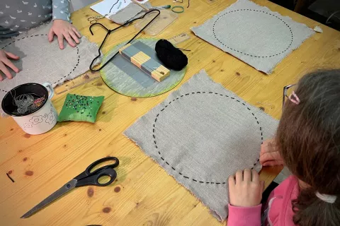 Niti, blago in roke za otroke / Foto: Anja Musek