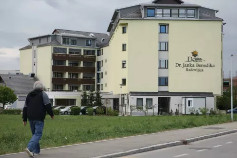 Če bo šlo po načrtih, naj bi upravljanje nakelskega doma starejših radovljiški dom prevzel z začetkom prihodnjega leta. / Foto: Gorazd Kavčič, arhiv Gorenjskega glasa
