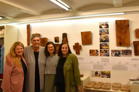 Marija Demšar, Petra Plestenjak Podlogar, Kati Sekirnik in Lili Panjtar na odprtju razstave. Lili je razstavo grafično oblikovala, Kati in Marija pa sta sodelovali pri njenem konceptu in vsebini. / / Foto: Arhiv Rokodelskega Centra Duo