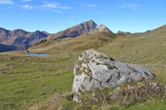 Proti mejnemu sedlu Lodinut, kjer bomo zavili na grebensko pot proti vrhu Monte Lodina. / Foto: Jelena Justin
