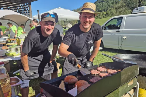 Jure Biondič in Aljoša Vodopivec iz Pajzl burgerja sta slastne burgerje pripravljala pozno v noč / Foto: Klara Mrak