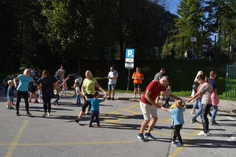 V Vrtcu Železniki so letošnje srečanje s starši gibalno obarvali. / Foto: Arhiv Vrtca
