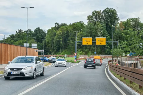 Promet je po besedah blejskega župana Antona Mežana eden ključnih izzivov, s katerim se na Bledu srečujejo že več desetletij. / Foto: Tina Dokl