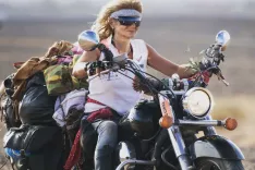 Klavdija na poti skozi življenje: z vetrom v laseh, soncem na obrazu in vedno odprtim srcem za ljudi in zgodbe. / Foto: Osebni Arhiv