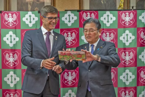 Kranjski župan Matjaž Rakovec je po sklenitvi pobratenja županu Fukuija Šigeruju Saigjoju podaril panjsko končnico. / Foto: Mesto Fukui