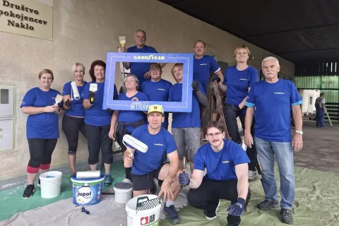 Delavke in delavci Goodyearja Slovenija so polepšali zunanjost Doma upokojencev v Naklem. / Foto: Jože Košnjek