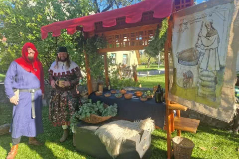 Tržiški KUD Ampus je predstavil srednjeveško varjenje piva z začimbami in zelišči. / Foto: Suzana P. Kovačič