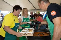 Ena od najbolj priljubljenih jedi na letošnjem Slovenskem dnevu v Dragočajni je bil ričet. / Foto: Peter Košenina