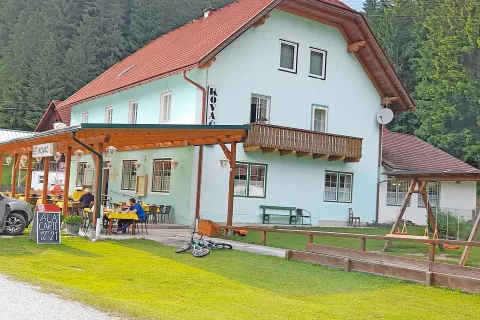 Gostilna Kovač na Obirskem je središče kulturnega in družabnega dogajanja v kraju. Že dolgo je tudi kraj srečevanja kulturnih ustvarjalcev. Pravijo, da daje obirska dolina človeku posebno energijo. / Foto: Jože Košnjek