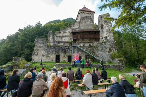 Festival kritike prevoda in branje poezije Pranger Radovljica 2025 22. Pranger x Lamberg – ambientalno branje poezije in harmonika Grad Kamen / Foto: Nik Bertoncelj