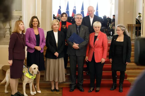 Dr. Thomas Potokar, angleški specialist plastične kirurgije s slovenskimi koreninami, ob sprejemu pri predsednici RS Dr. Nataši Pirc Musar, kjer je prejel predsedniško častno odlikovanje (medaljo) za svoje humanitarno delo v Gazi. Ljubljana, 1 Oktober 2025 / Foto: Matic Zorman