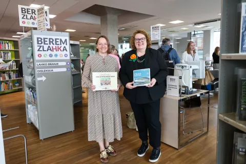 Saša Lesjak (levo) in Maja Vunšek ob odprtju zbirke Berem zlahka / Foto: Tina Dokl