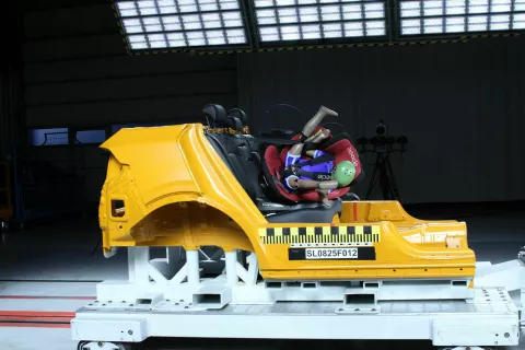 Dva otroška sedeža nevarna