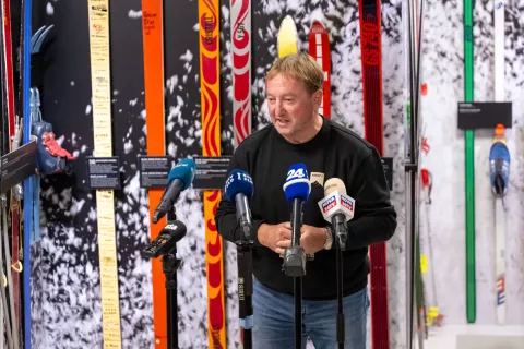 Novinarska konferenca Elan 80 letGovornik Bojan Križaj, legendarni alpski smučar / Foto: Nik Bertoncelj