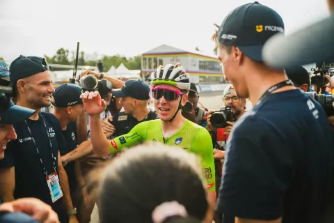 Tadej Pogačar se je z reprezentančnimi kolegi veselil svojega drugega naslova svetovnega prvaka. / Foto: Kolesarska Zveza Slovenije, Fb