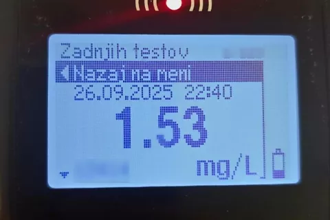 Voznik je avtomobil vozil pod zelo močnim vplivom alkohola (1.53 mg/l, kar je več kot 3 promile). / Foto: Arhiv Pu Kranj