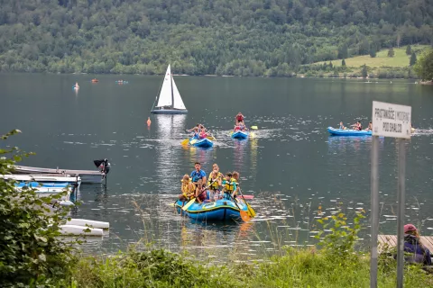 Bohinjsko jezero čoln jadrnica Bohinj pristanišče pod Skalco / Foto: Tina Dokl