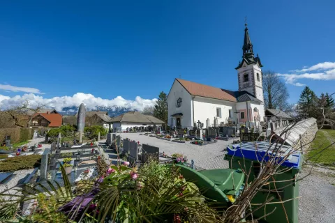 S 1. oktobrom se ekološki otok na makadamskem parkirišču ob pokopališču Ribno ukinja. / Foto: Nik Bertoncelj