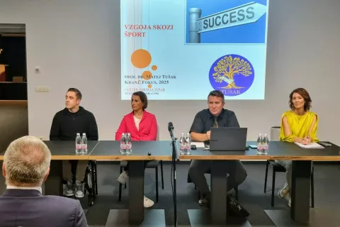 O vzgoji skozi šport so na okrogli mizi spregovorili (z leve): Jernej Slivnik, Tadeja Brankovič, Matej Tušak in Lea Furlan. / Foto: Mateja Rant