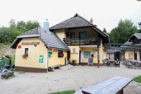 Spominska slovesnost bo pri zavetišču v Gozdu. / Foto: Tina Dokl