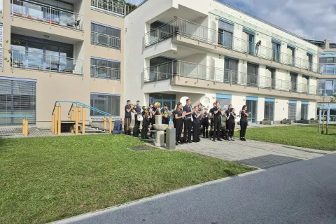 Kulturni program na slovesnosti ob 10-letnici Doma Taber je obogatila tudi Godba Cerklje. / Foto: Ana Jagodic Dolžan