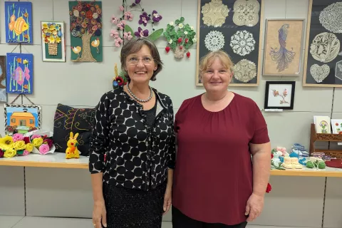 Pobudnica natečaja Ria Jagodic iz kranjske območne enote NIJZ (desno) in predsednica Zveze kulturnih društev Kranj Mija Aleš / Foto: Tim Velikonja