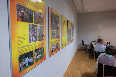 Razstava ob 30-letnici Društva Joga v vsakdanjem življenju Kranj je v Mestni knjižnici Kranj na ogled do 3. oktobra. / Foto: Primož Pičulin