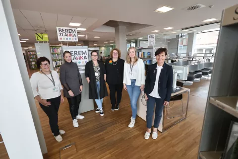 Ekipa zaposlenih, ki je v Mestni knjižnici Kranj uredila posebno zbirko Berem zlahka, z direktorico Majo Vunšek (tretja z desne). / Foto: Tina Dokl
