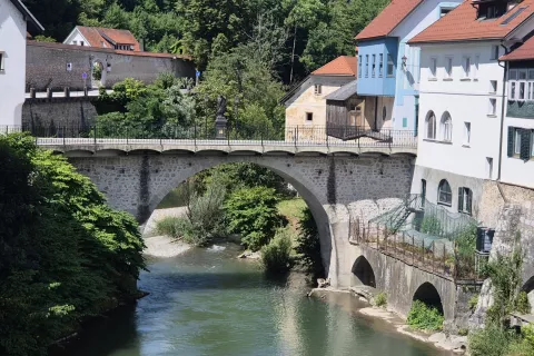 Prizorišče mnogih filmskih in reklamnih prizorov je znameniti Kapucinski most. / Foto: Klara Mrak