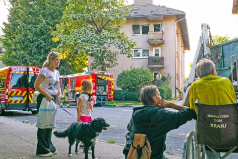 Gasilci in stanovalcec na mestu požara v stanovanju na Kidričevi cesti 1. Kranj, 3. 9. 2025 / Foto: Matic Zorman