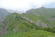 Končno se je megla dvignila in sem videl, kje pravzaprav sem; na levi vzletno mesto, na desni Talijanka / Foto: Andrej Primc