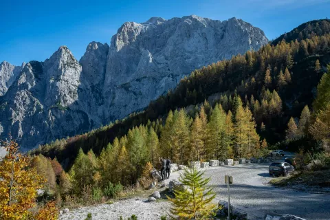 Čez prelaz Vršič bo promet urejen z zapornicami. / Foto: Nik Bertoncelj