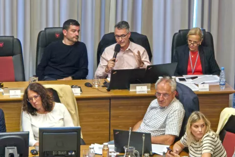 Mitja Jarc, prokurist Komunale Kranj (zadaj z mikrofonom) je kranjskim svetnikom predstavil lanski poslovni izid podjetja. / Foto: Simon Šubic